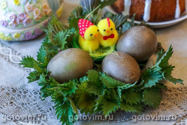 Как покрасить яйца крапивой