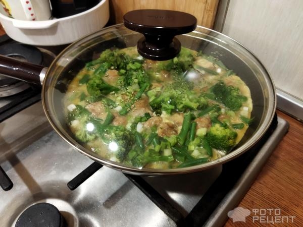 Рецепт: Куриное филе с брокколи и стручковой фасолью - на сковороде с яйцами и зеленью Рецепт: Куриное филе с брокколи и стручковой фасолью - на сковороде с яйцами и зеленью