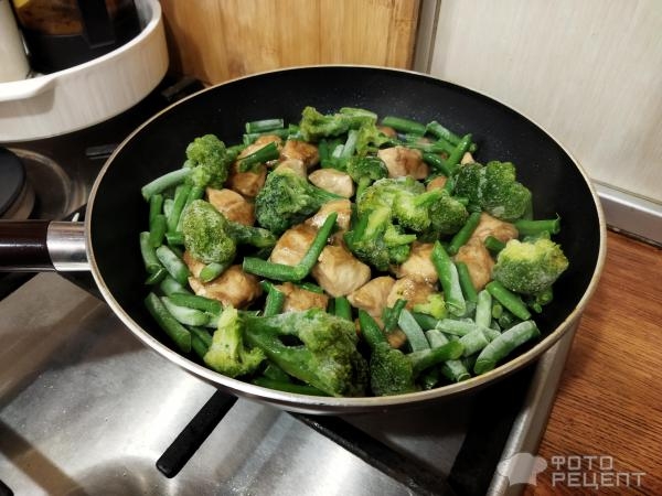 Рецепт: Куриное филе с брокколи и стручковой фасолью - на сковороде с яйцами и зеленью Рецепт: Куриное филе с брокколи и стручковой фасолью - на сковороде с яйцами и зеленью