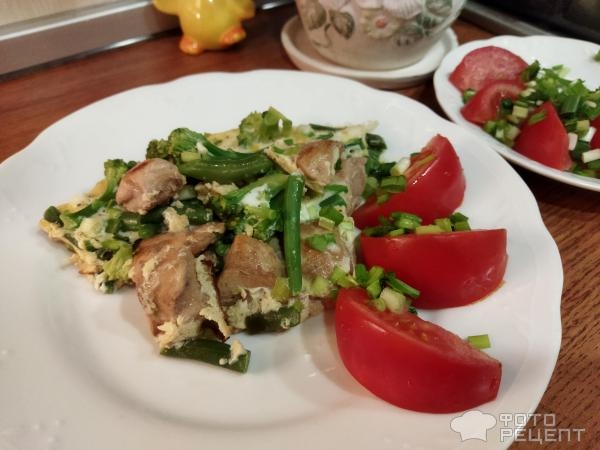 Рецепт: Куриное филе с брокколи и стручковой фасолью - на сковороде с яйцами и зеленью Рецепт: Куриное филе с брокколи и стручковой фасолью - на сковороде с яйцами и зеленью