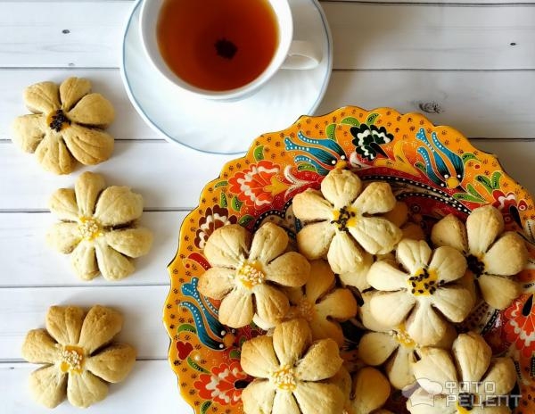 Рецепт: Печенье "Ромашка" - формовка изделия делает чудеса даже с обычным тестом Рецепт: Печенье "Ромашка" - формовка изделия делает чудеса даже с обычным тестом