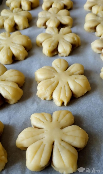 Рецепт: Печенье "Ромашка" - формовка изделия делает чудеса даже с обычным тестом Рецепт: Печенье "Ромашка" - формовка изделия делает чудеса даже с обычным тестом