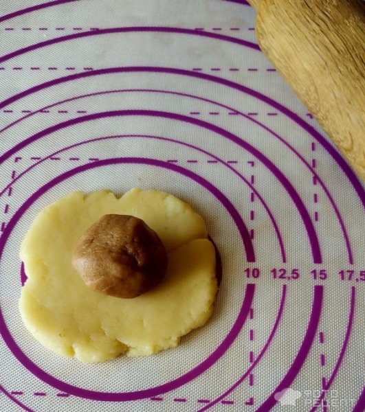 Рецепт: Печенье "Ромашка" - формовка изделия делает чудеса даже с обычным тестом Рецепт: Печенье "Ромашка" - формовка изделия делает чудеса даже с обычным тестом