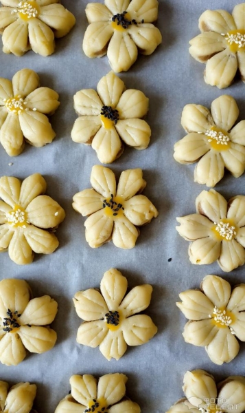 Рецепт: Печенье "Ромашка" - формовка изделия делает чудеса даже с обычным тестом Рецепт: Печенье "Ромашка" - формовка изделия делает чудеса даже с обычным тестом