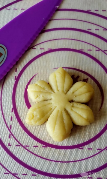 Рецепт: Печенье "Ромашка" - формовка изделия делает чудеса даже с обычным тестом Рецепт: Печенье "Ромашка" - формовка изделия делает чудеса даже с обычным тестом