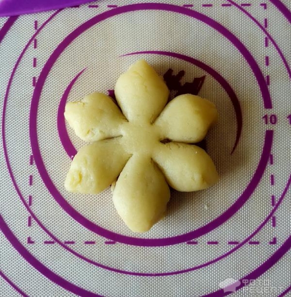 Рецепт: Печенье "Ромашка" - формовка изделия делает чудеса даже с обычным тестом Рецепт: Печенье "Ромашка" - формовка изделия делает чудеса даже с обычным тестом