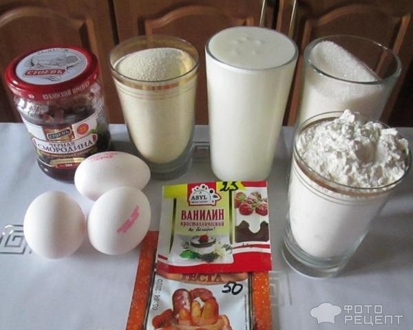 Рецепт: Пирог на кефире - с манкой и смородиновым вареньем Рецепт: Пирог на кефире - с манкой и смородиновым вареньем