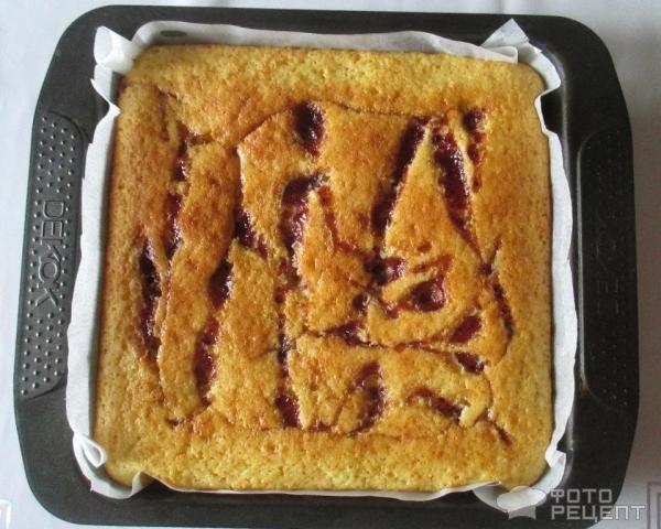 Рецепт: Пирог на кефире - с манкой и смородиновым вареньем Рецепт: Пирог на кефире - с манкой и смородиновым вареньем