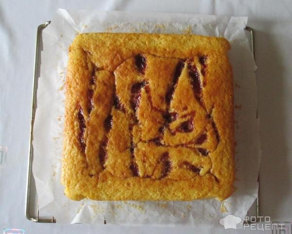 Рецепт: Пирог на кефире - с манкой и смородиновым вареньем Рецепт: Пирог на кефире - с манкой и смородиновым вареньем