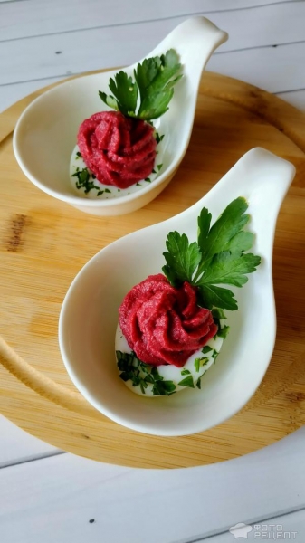 Рецепт: Закуска "Фаршированные яйца" - с начинками ассорти и окрашенным белком. Готовимся к Пасхе. Рецепт: Закуска "Фаршированные яйца" - с начинками ассорти и окрашенным белком. Готовимся к Пасхе.