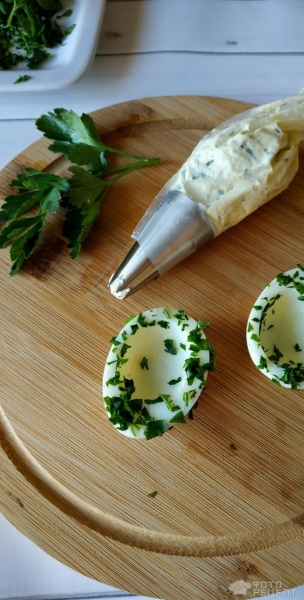 Рецепт: Закуска "Фаршированные яйца" - с начинками ассорти и окрашенным белком. Готовимся к Пасхе. Рецепт: Закуска "Фаршированные яйца" - с начинками ассорти и окрашенным белком. Готовимся к Пасхе.