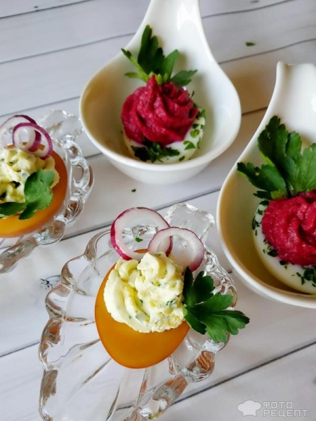 Рецепт: Закуска "Фаршированные яйца" - с начинками ассорти и окрашенным белком. Готовимся к Пасхе. Рецепт: Закуска "Фаршированные яйца" - с начинками ассорти и окрашенным белком. Готовимся к Пасхе.