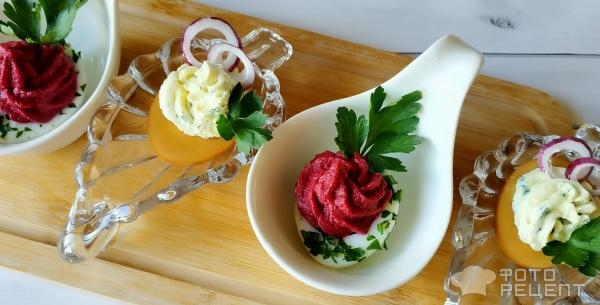 Рецепт: Закуска "Фаршированные яйца" - с начинками ассорти и окрашенным белком. Готовимся к Пасхе. Рецепт: Закуска "Фаршированные яйца" - с начинками ассорти и окрашенным белком. Готовимся к Пасхе.