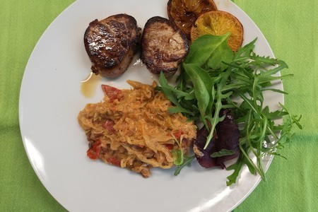 Свиные медальоны (вырезка) с тушеной в сливках молодой капустой Свиные медальоны (вырезка) с тушеной в сливках молодой капустой