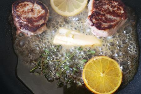 Свиные медальоны (вырезка) с тушеной в сливках молодой капустой Свиные медальоны (вырезка) с тушеной в сливках молодой капустой