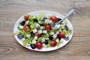 Салат "Дор блю" с виноградом