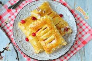 Слойки из слоеного теста с клюквой Слойки из слоеного теста с клюквой