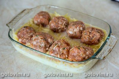 Запеканка из тертой картошки с мясными фрикадельками 