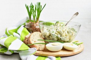 Салат из яиц и зеленого лука Салат из яиц и зеленого лука