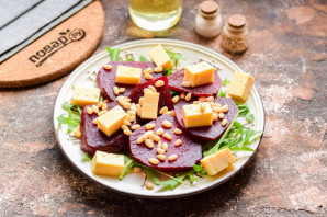 Салат из свеклы с кедровыми орешками Салат из свеклы с кедровыми орешками