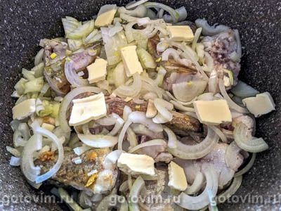 Минтай в молоке, тушенный с луком и зеленью Минтай в молоке, тушенный с луком и зеленью