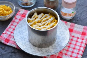 Слоеный салат с курицей и сухариками Слоеный салат с курицей и сухариками