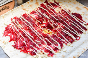 Рулет из лаваша со свеклой и селедкой Рулет из лаваша со свеклой и селедкой