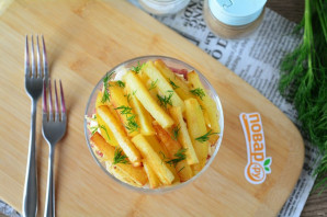 Салат с картошкой фри и колбасой