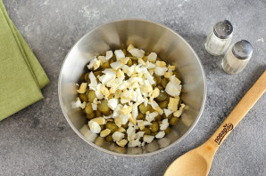 Салат с грибами и корнишонами Салат с грибами и корнишонами