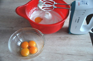 Бисквитный торт с вареной сгущенкой Бисквитный торт с вареной сгущенкой