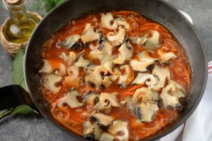 Жареные рапаны с луком и морковью в томатном соусе Жареные рапаны с луком и морковью в томатном соусе