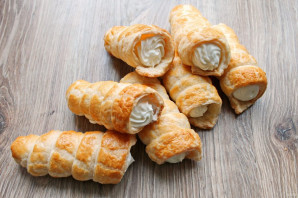 Слоеные трубочки со взбитыми сливками Слоеные трубочки со взбитыми сливками