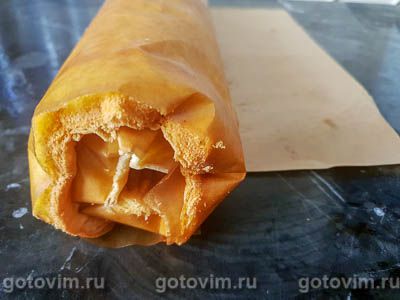 Бисквитный рулет с клубничным кремом из творожного сыра и варенья