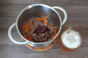 Тушеная говядина в пиве с черносливом