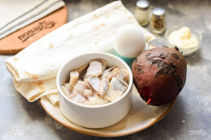 Рулет из лаваша со свеклой и селедкой Рулет из лаваша со свеклой и селедкой