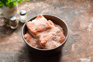 Соленое сало с красным перцем Соленое сало с красным перцем