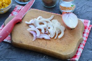 Слоеный салат с курицей и сухариками Слоеный салат с курицей и сухариками