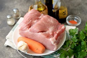 Буженина с морковью и чесноком