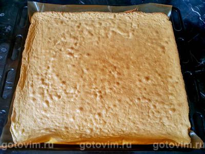 Бисквитный рулет с клубничным кремом из творожного сыра и варенья