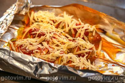 Колбаски для жарки с овощами и сыром на шпажках