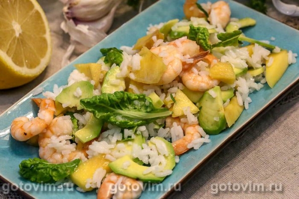 Рисовый салат с креветками, авокадо и манго