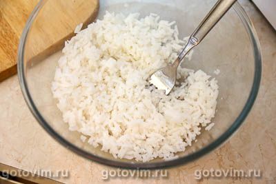 Рисовый салат с креветками, авокадо и манго