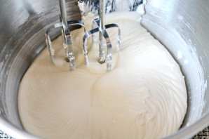 Меренговый рулет со сливками Меренговый рулет со сливками