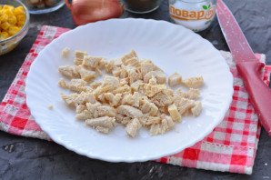 Слоеный салат с курицей и сухариками Слоеный салат с курицей и сухариками