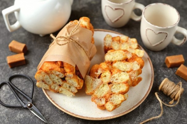 Колбаска из ирисок и кукурузных палочек Колбаска из ирисок и кукурузных палочек