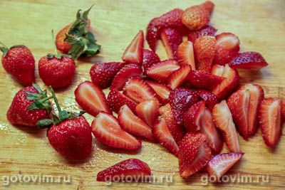 Фруктовый салат-коктейль с клубникой, бананами и манго