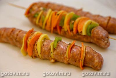 Колбаски для жарки с овощами и сыром на шпажках