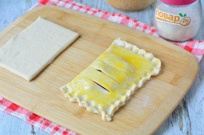 Слойки из слоеного теста с клюквой Слойки из слоеного теста с клюквой