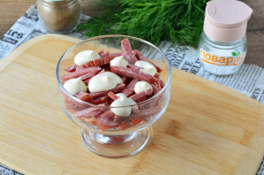 Салат с картошкой фри и колбасой