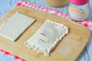 Слойки из слоеного теста с клюквой Слойки из слоеного теста с клюквой